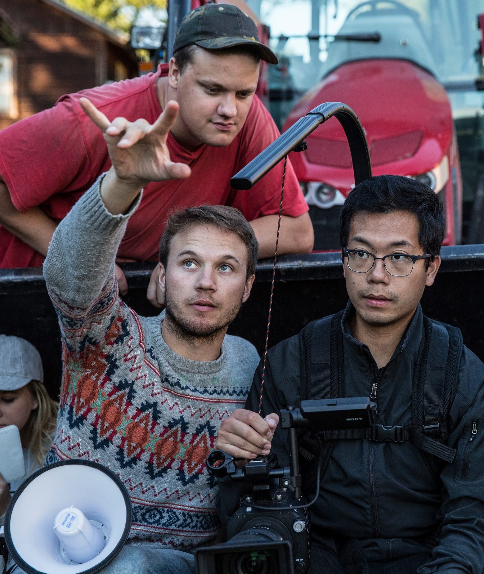 Johan Bodell instruerar med megafon på inspelningsplatsen