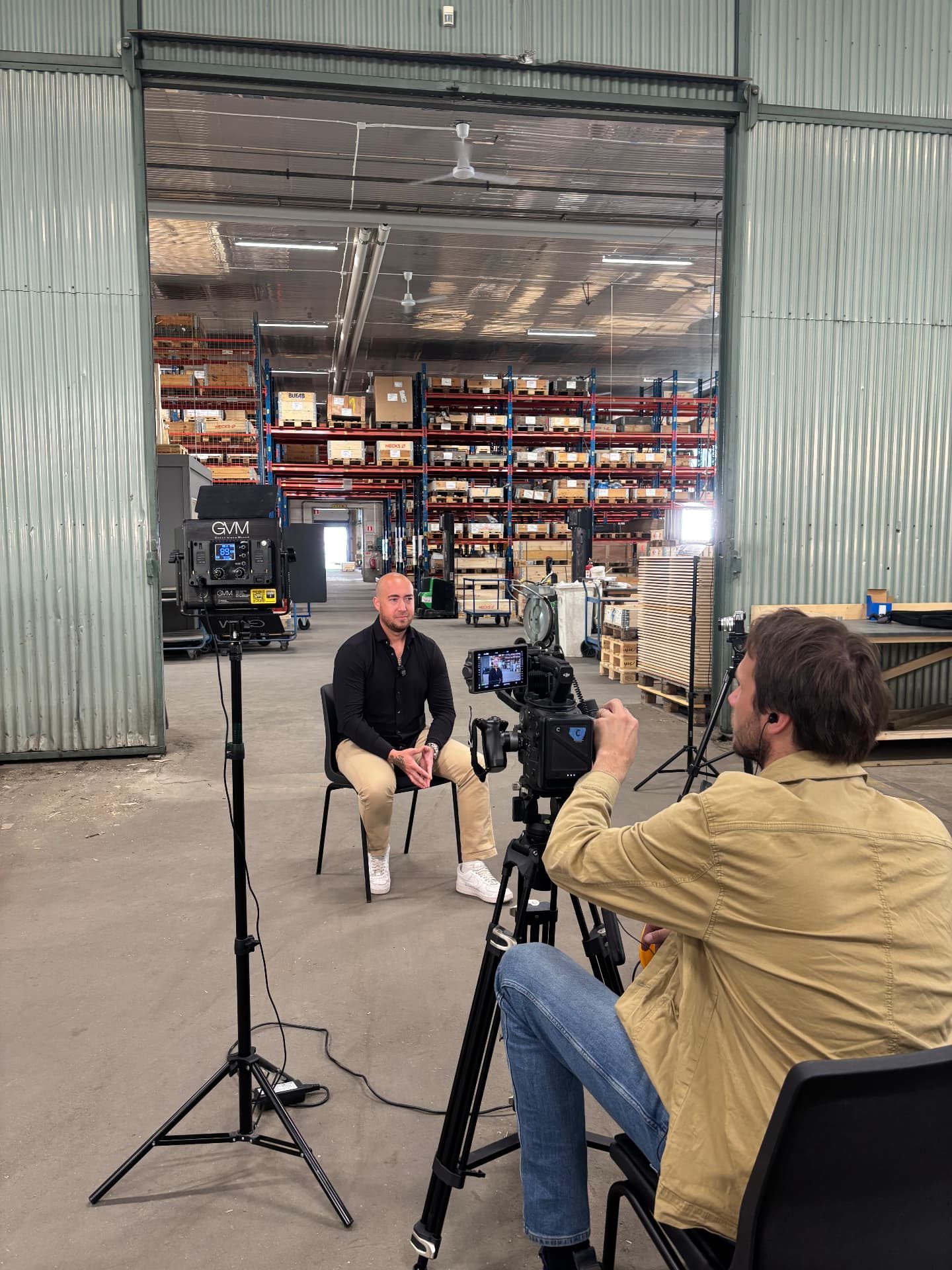 Intervjuinspelning för en företagsfilm i en lagerlokal