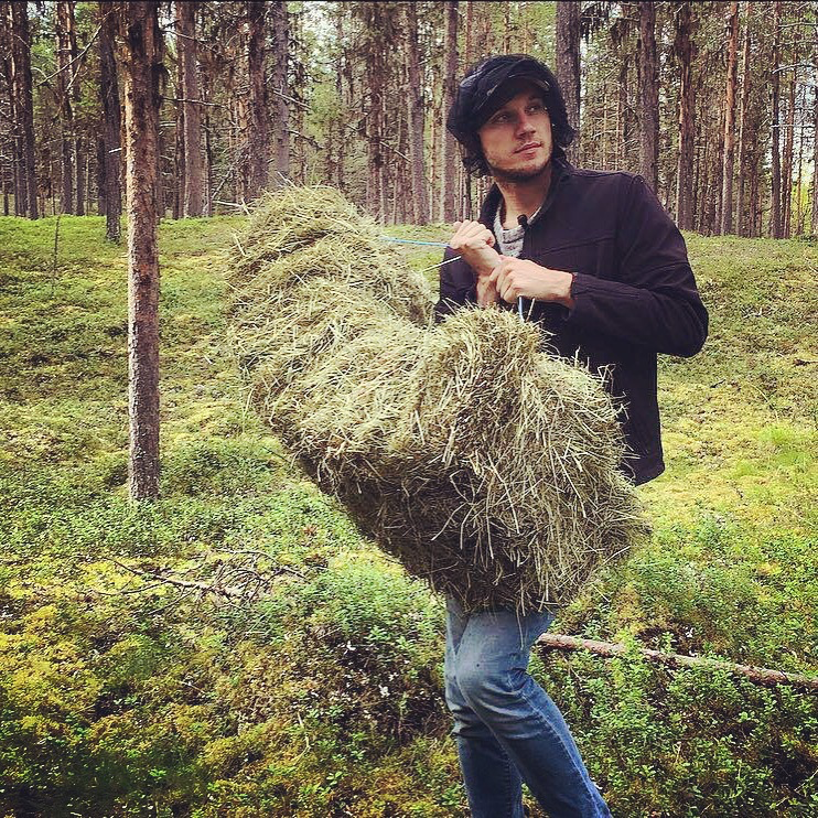 Johan Bodell bär höbal under inspelningen